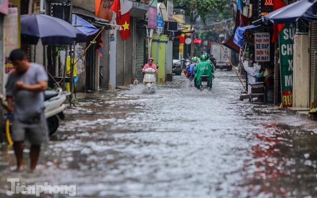 Nước tràn vào nhà, 'phố biến thành sông' sau mưa lớn ở Hà Nội