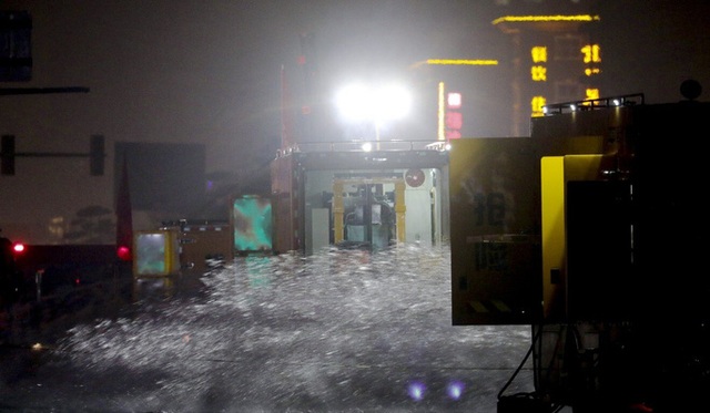 Bi kịch bên trong đường hầm Trung Quốc bị mưa lũ nhấn chìm - Ảnh 2.