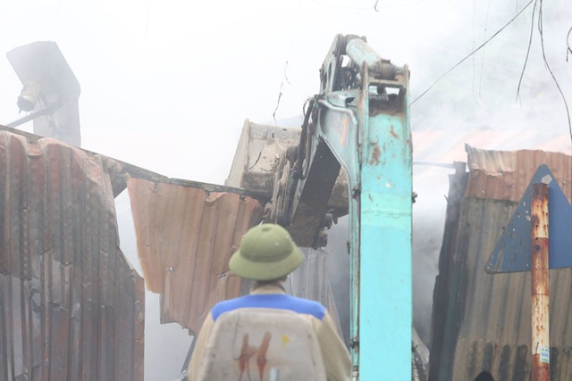 Hà Nội: Cháy lớn ở xưởng nhựa, người dân khẩn cấp giải cứu 6 oto - Ảnh 2.