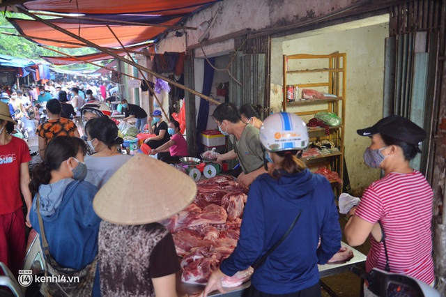 Ảnh: Từ sáng sớm, các khu chợ ở Hà Nội đã đông nghẹt người mua hàng - Ảnh 11.