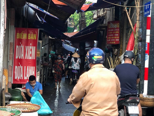 Ảnh: Từ sáng sớm, các khu chợ ở Hà Nội đã đông nghẹt người mua hàng - Ảnh 12.