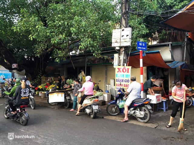 Ảnh: Từ sáng sớm, các khu chợ ở Hà Nội đã đông nghẹt người mua hàng - Ảnh 13.