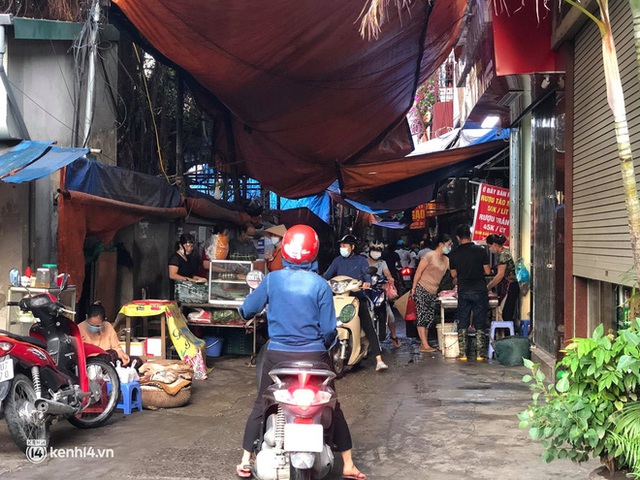 Ảnh: Từ sáng sớm, các khu chợ ở Hà Nội đã đông nghẹt người mua hàng - Ảnh 14.