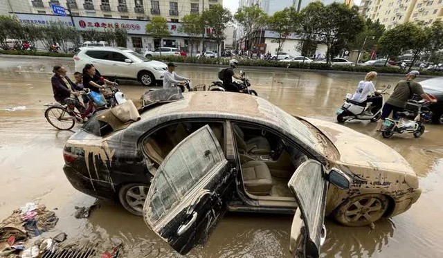 Bi kịch bên trong đường hầm Trung Quốc bị mưa lũ nhấn chìm - Ảnh 3.