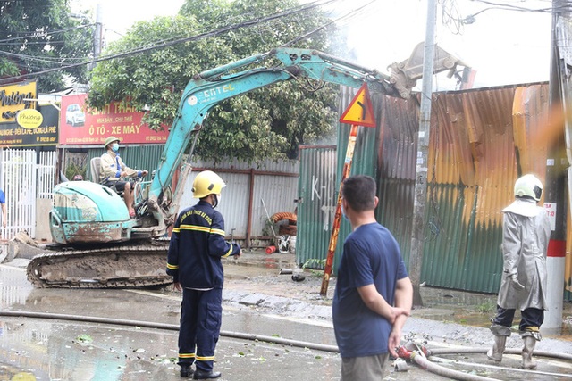 Hà Nội: Cháy lớn ở xưởng nhựa, người dân khẩn cấp giải cứu 6 oto - Ảnh 3.