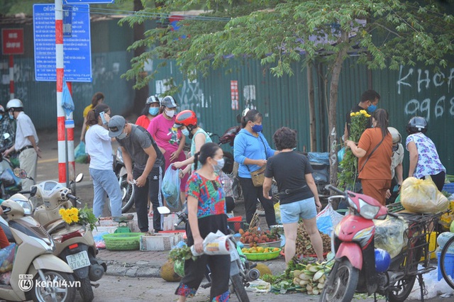 Ảnh: Từ sáng sớm, các khu chợ ở Hà Nội đã đông nghẹt người mua hàng - Ảnh 4.