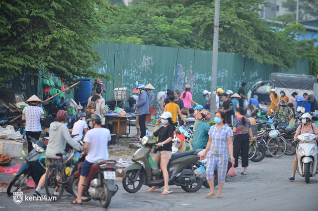 Ảnh: Từ sáng sớm, các khu chợ ở Hà Nội đã đông nghẹt người mua hàng - Ảnh 5.