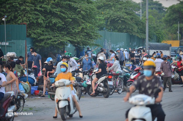 Ảnh: Từ sáng sớm, các khu chợ ở Hà Nội đã đông nghẹt người mua hàng - Ảnh 7.