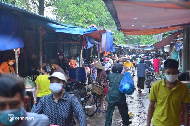 Ảnh: Từ sáng sớm, các khu chợ ở Hà Nội đã đông nghẹt người mua hàng - Ảnh 8.