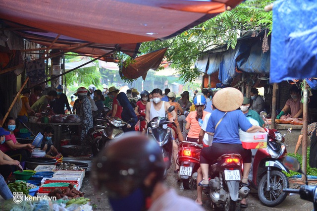 Ảnh: Từ sáng sớm, các khu chợ ở Hà Nội đã đông nghẹt người mua hàng - Ảnh 9.