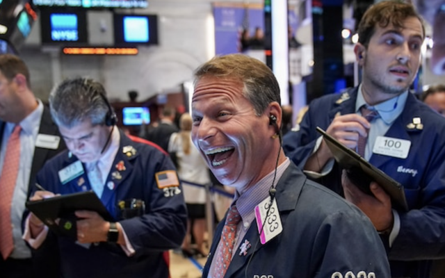 Dow Jones tăng hơn 200 điểm, lần đầu tiên đóng cửa trên mốc 35.000 điểm