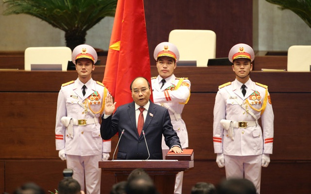 Chủ tịch nước Nguyễn Xuân Phúc thực hiện nghi thức tuyên thệ tại kỳ họp thứ 11, Quốc hội khóa XIV. Ảnh: Quochoi.vn