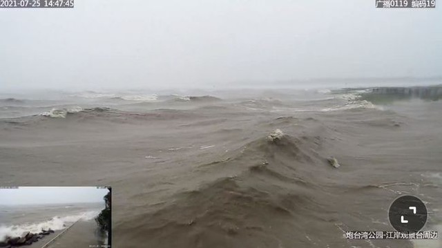 Siêu bão In-fa bắt đầu đổ bộ Trung Quốc, người dân Thượng Hải: Nhìn qua video thôi đã thấy run rẩy - Ảnh 1.