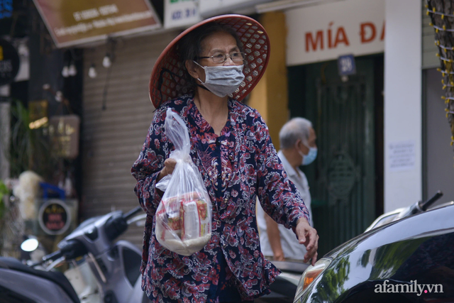 Một gia đình ở phố cổ Hà Nội bỏ tiền túi mua hơn 10 tấn gạo phát miễn phí cho người dân gặp khó khăn vì dịch - Ảnh 14.