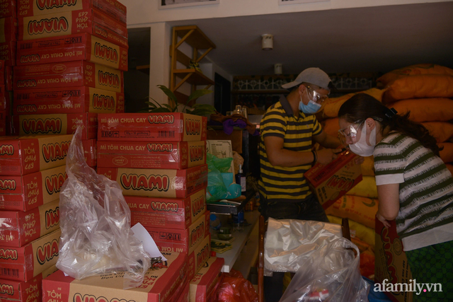 Một gia đình ở phố cổ Hà Nội bỏ tiền túi mua hơn 10 tấn gạo phát miễn phí cho người dân gặp khó khăn vì dịch - Ảnh 3.