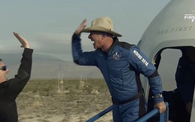 Jeff Bezos vừa thực hiện hành công chuyến bay đến rìa không gian. Ảnh: Blue Origin.