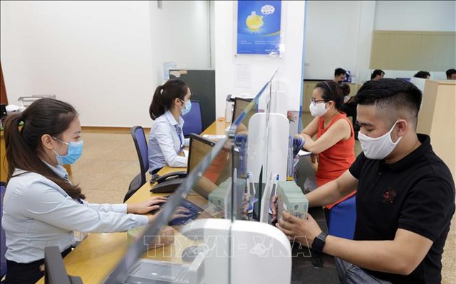 Khách hàng giao dịch tại BAOVIET Bank, số 8 Lê Thái Tổ, Hà Nội. Ảnh minh họa: Trần Việt/TTXVN