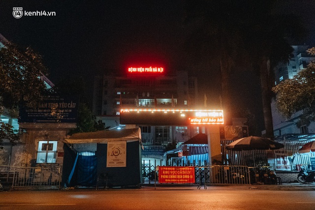 Ảnh: Xuyên đêm thiết lập chốt phong tỏa tại Bệnh viện Phổi Hà Nội sau khi ghi nhận 9 ca dương tính SARS-CoV-2 - Ảnh 1.