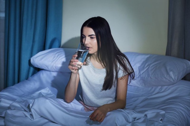 Uống một cốc nước ấm sau khi ngủ dậy rất tốt nhưng nên uống trước hay sau khi đánh răng mới THỰC SỰ hiệu quả? - Ảnh 2.