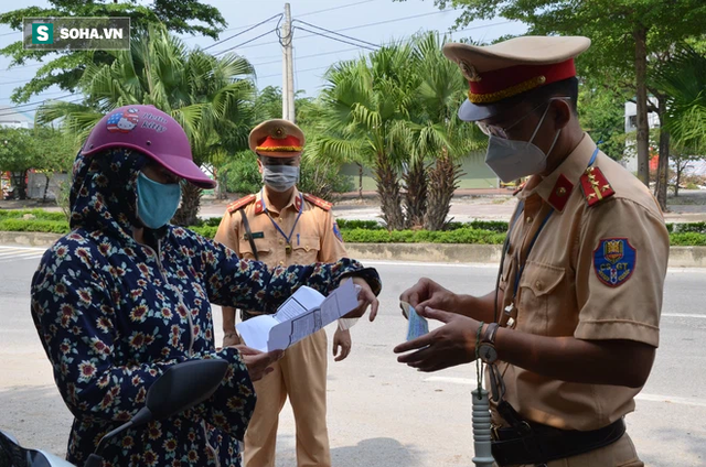 Xử phạt ra đường không thực sự cần thiết: Người bị quay xe, người vùng vằng không chịu ký biên bản - Ảnh 2.