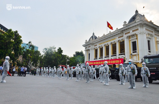 Ảnh: Hàng chục xe chuyên dụng bắt đầu phun khử khuẩn quanh Hồ Gươm và nhiều tuyến phố chính tại Hà Nội - Ảnh 1.