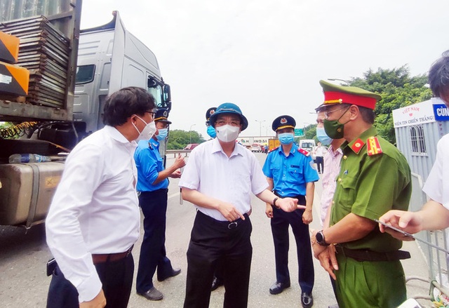 Chủ tịch Hà Nội: Mở tối đa luồng xanh cho các xe được đi xuyên qua Thủ đô mà không bị kiểm tra - Ảnh 1.