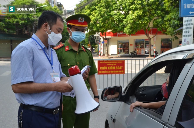 Xử phạt ra đường không thực sự cần thiết: Người bị quay xe, người vùng vằng không chịu ký biên bản - Ảnh 12.