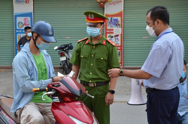 Xử phạt ra đường không thực sự cần thiết: Người bị quay xe, người vùng vằng không chịu ký biên bản - Ảnh 13.