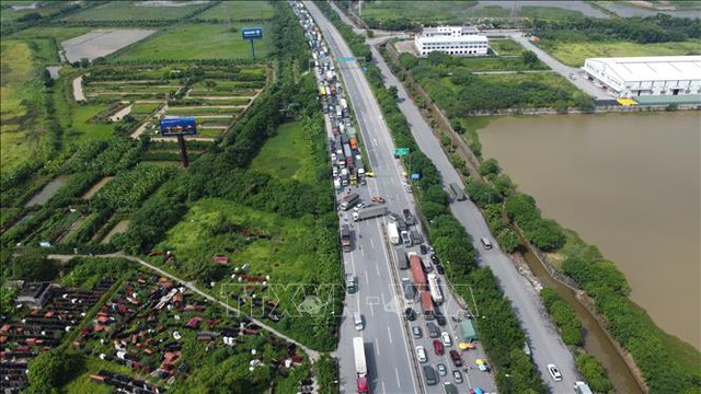 Hà Nội cần tổ chức thêm bãi đỗ xe giảm ùn tắc tại chốt kiểm soát dịch cầu Phù Đổng - Ảnh 2.