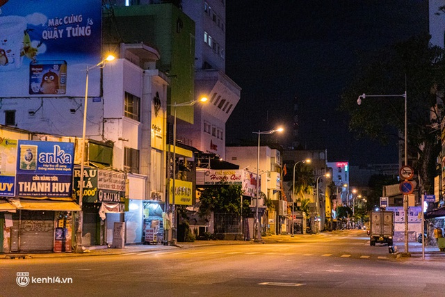 Ảnh: Đường phố Sài Gòn sau 18h vắng lặng như thế nào? - Ảnh 22.