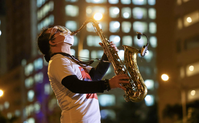  Khi âm nhạc vơi nhẹ nỗi đau: Nghệ sĩ saxophone Trần Mạnh Tuấn biểu diễn tại bệnh viện dã chiến TP.HCM khiến hàng nghìn người xúc động  - Ảnh 4.