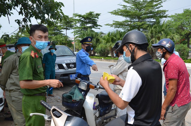 Xử phạt ra đường không thực sự cần thiết: Người bị quay xe, người vùng vằng không chịu ký biên bản - Ảnh 7.