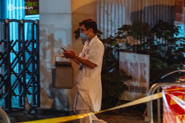 Ảnh: Xuyên đêm thiết lập chốt phong tỏa tại Bệnh viện Phổi Hà Nội sau khi ghi nhận 9 ca dương tính SARS-CoV-2 - Ảnh 10.
