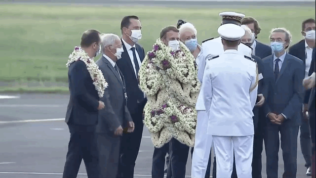 Khoảnh khắc hot nhất hôm nay: Tổng thống Pháp bất đắc dĩ thành cây hoa di động, nét mặt của ông càng gây chú ý - Ảnh 7.