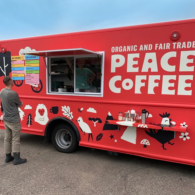 Từ một tập thể lập dị, Peace Coffee trở thành doanh nghiệp trị giá 10 triệu đô nổi tiếng ở Mỹ nhờ chiến lược xây dựng thương hiệu đặc biệt này - Ảnh 4.