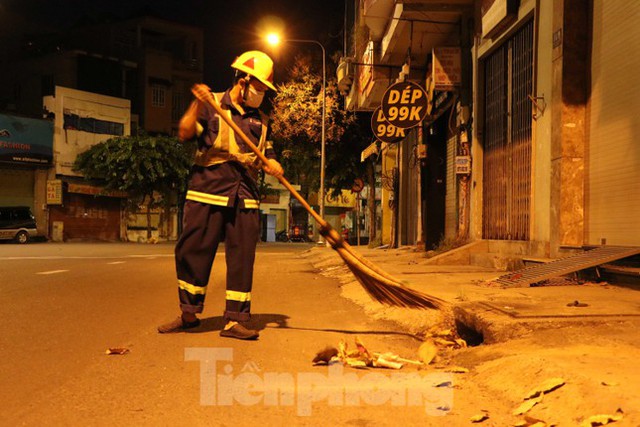 Đêm đầu tiên ở chốt kiểm soát người dân ra đường sau 18 giờ ở TPHCM - Ảnh 12.