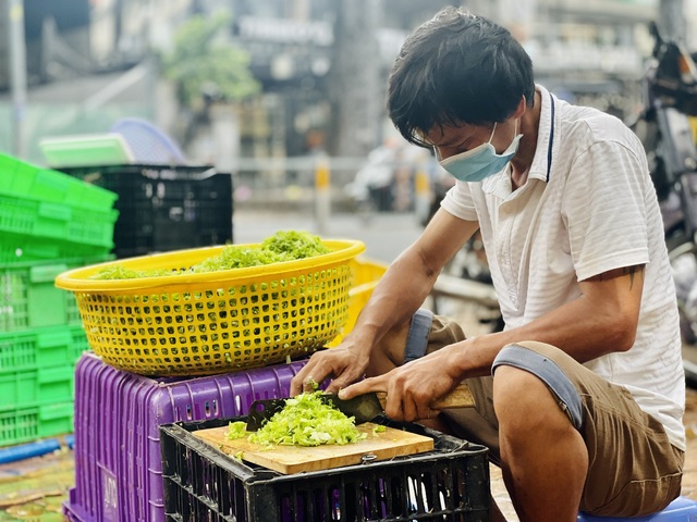 Góc ấm lòng ở Sài Gòn: Bà chủ chuỗi quán chay Mãn Tự mở ‘chợ rau’ 0 đồng lớn nhất Sài Gòn, mỗi ngày tặng 20 tấn rau & nấu 5-7 ngàn suất ăn - Ảnh 3.
