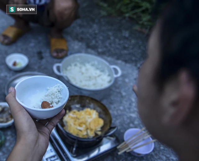 Bữa cơm nấu vội ngay ven đường của tài xế nằm chờ gần 2 ngày để xin giấy luồng xanh vào Hà Nội - Ảnh 6.