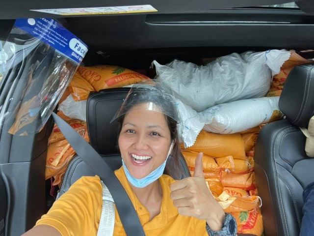 Hoa hậu Việt làm shipper hỗ trợ người dân trong dịch COVID-19: Lên sân khấu lộng lẫy bao nhiêu, đi làm tình nguyện giản dị, chất phác bấy nhiêu