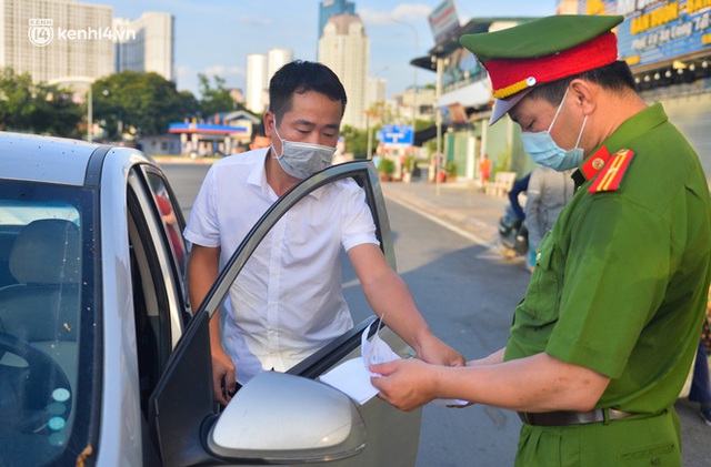  Ảnh: Lập chốt tại các làng ở quận Nam Từ Liêm, người dân ra ngoài không cần thiết sẽ bị xử phạt  - Ảnh 17.