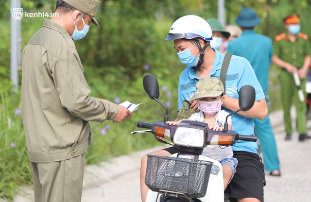 Ảnh: Phòng chống dịch Covid-19, một phường ở Hà Nội phát phiếu ra đường cho người dân 1 lần 1 ngày - Ảnh 6.