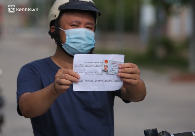 Ảnh: Phòng chống dịch Covid-19, một phường ở Hà Nội phát phiếu ra đường cho người dân 1 lần 1 ngày - Ảnh 8.