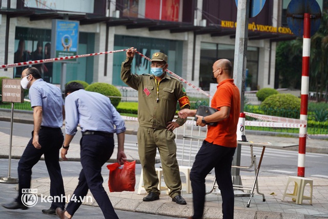 NÓNG: Hà Nội phong toả Vincom Bà Triệu, truy vết khẩn cấp liên quan bảo vệ nghi nhiễm Covid-19 - Ảnh 9.