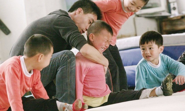 Giấc mơ vô địch Olympic của những đứa trẻ ở lò đào tạo thể thao Trung Quốc: Đánh đổi tuổi thơ bằng máu, mồ hôi và nước mắt  - Ảnh 6.