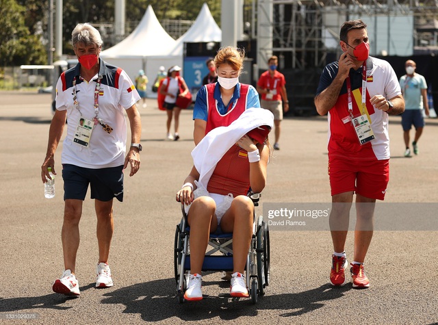 VĐV tennis Olympic Tokyo 2020: Sợ chết, rời sân bằng xe lăn, tự ví mình với zombie - Ảnh 1.