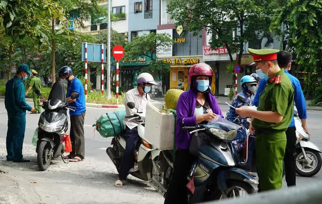  Hai cô gái bị phạt 4 triệu đồng vì lý do ra ngoài mua điện thoại  - Ảnh 4.