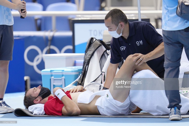 VĐV tennis Olympic Tokyo 2020: Sợ chết, rời sân bằng xe lăn, tự ví mình với zombie - Ảnh 6.