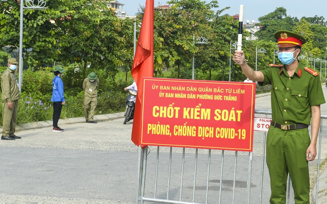 Chốt kiểm soát COVID-19 tại địa bàn phường Đức Thắng, quận Bắc Từ Liêm, Hà Nội.
