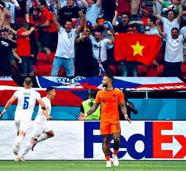 Euro 2020: Quốc kỳ Việt Nam xuất hiện đầy xúc động ngay khán đài chính giữa trận Thụy Sĩ - Tây Ban Nha - Ảnh 5.