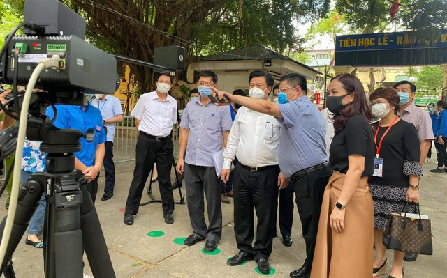 Thứ trưởng Nguyễn Hữu Độ kiểm tra máy đo thân nhiệt tự động tại Trường THPT Việt Đức.
